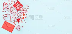 情人节的背景。红盒子礼品，彩色纸屑，红信封在淡蓝色的背景。情人节的概念。平躺，俯视图，拷贝空间，横幅