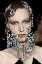 Armani Privé Haute Couture FW 2012｜一帘幽梦，令人惊艳的神秘水晶面纱…