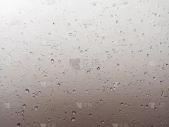 水滴在玻璃窗上