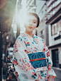 和服（着物--きもの，kimono) ，是日本的民族服饰。日本的服装被称为“着物”，奈良时代，日本遣使来中国，获赠大量光彩夺目的朝服。次年，日本效仿隋唐服饰，至室町时代，和服在沿承唐朝服饰基础上改进，而和服腰包则是受基督教传教士穿长袍系腰带影响而创造。日本人将他们对艺术的感觉淋漓尽致地表现在和服上。