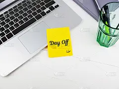用便利贴贴在办公桌上