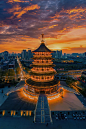 “一座洛阳城，半部华夏史”，“一半是历史，一半是故事”。洛阳，简称“洛”，古称神都、洛邑、洛京，位于河南省西部。洛阳是华夏文明的重要发祥地之一，有5000多年的文明史、4000多年的城市史、1500多年的建都史，历史上先后有13个王朝在此建都，是中国建都最早、历时最长、朝代最多的城市。#去春天里遛遛自己 #人文景点分享 #航拍我的城 #每一帧都是热爱 #推荐一个好地方 #航拍 #记录我的城市 #城市摄影 #城市风光 #地标建筑 #洛阳旅行 - 小红书