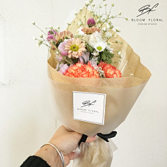 BloomFloral采集到BF中型花束。公众号bloomfloral