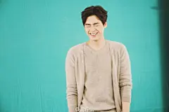 朋友们，今晚12点李易峰微信表情包正式上线，一起购买下载，把二十四个峰峰“装进口袋”。花絮图送给你们，猜一下他在说什么？#24个李易峰##李易峰#