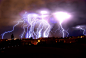 2012年4月4日消息，美国阿尔伯克基，当地天空中的雷电。这些令人叹为观止的闪电照片是由当地的一名导游Roch Hart所拍下的，闪电之后将有一场暴雨。一般人认为闪电不会两次袭击同一个地方，但是这次闪电却在11分钟内不断袭击同一处。每一次闪电的袭击都会携带十亿伏特的电力，所以10分钟以上连续的闪电袭击威力更是难以想象