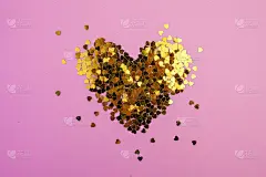 粉红色的背景上撒着心形的五彩纸屑。庆祝和派对，概念。本空间