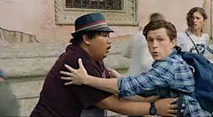 蜘蛛侠：英雄远征里荷兰弟Tom Holland和小伙伴奈德、MJ惊现网络爆红同款表情包，就连格子衬衫都差不多同款了[em]e400824[/em]