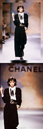 Inès de la Fressange for Chanel 1980s｜八十年代Karl Lagerfeld执掌Chanel之后的第一代缪斯女神～
那个年代，Inès因为从气质到长相都酷似Coco Chanel女士而被老佛爷一眼相中，首个品牌“专属模特”合约一签就是10年～被她垄断的那些年，Chanel T台上香烟雪茄西装礼服各种风情万种，既有 ​​​​...展开全文c