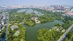 “两创”在泉城③｜文旅深度融合，济南亮出摩登新名片_文化名城_数字化_泉水 :  举例来讲，伴随今年“国潮热”席卷大街小巷，坐拥丰富传统文化资源的济南选择以文化“两创”为抓手，通过印象济南·泉世界的中秋拜月大典、千佛山景区的“山河月夕·泉城共赏”宋风游园会、华山风景区的鹊华雅集、济南方特…