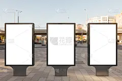 三张空白的垂直街道广告牌海报