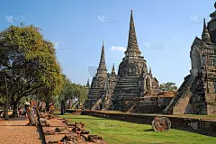 三三古塔雕塑与游客在Wat Phra Si Sanphet是最好的著名地标古老的历史佛教寺庙在大城府