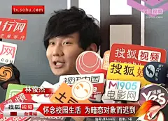 [@林俊杰 当林志颖伴郎要考虑 床照露2点照给歌迷看] 出道10年的林俊杰（JJ）昨日成立林距离国际歌友会，呛声将和歌迷零距离接触，并透露近期为7月的小巨蛋演唱会勤健身，目前体态已处于个人巅峰，他自豪表示：“胸肌和六块腹肌都有了，官网上的照片在能接受范围内都可上传，床照或露两点都没问题。&quot;好友林志颖邀JJ担任婚礼伴郎，他笑说：“伴娘是谁？现在还不知，所以我也还在考虑要不要当。”小编点评：露人鱼线啦，JJ，好想看哦