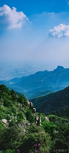 来登山吧！一览众山小•雨后初晴或者湿度略重的天气里，泰山痛常会出现云海奇景。云雾在山谷中翻腾涌动，时而如波涛汹涌的大海，时如轻盈剔透的薄纱，山峰在云海间若隐若现，仿佛梦中仙境一般。——泰山#山东泰安）