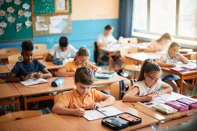 多民族学校的孩子们在课堂上上课学习。