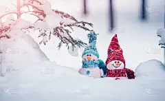 小雪人在柔软的雪地上，蓝色的背景