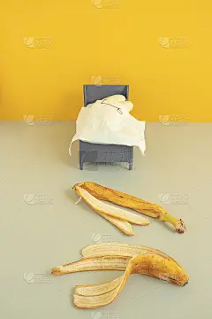 两根剥了皮的香蕉放在蓝色的床上，在一个灰黄色的房间里。爱情，夫妻创意概念。