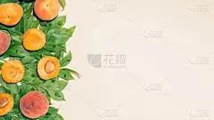 极简的自然概念，新鲜的绿叶和有机甜水果。创意杏桃顶景构图，唯美的夏日韵味平铺构思。明亮的米色拷贝空间