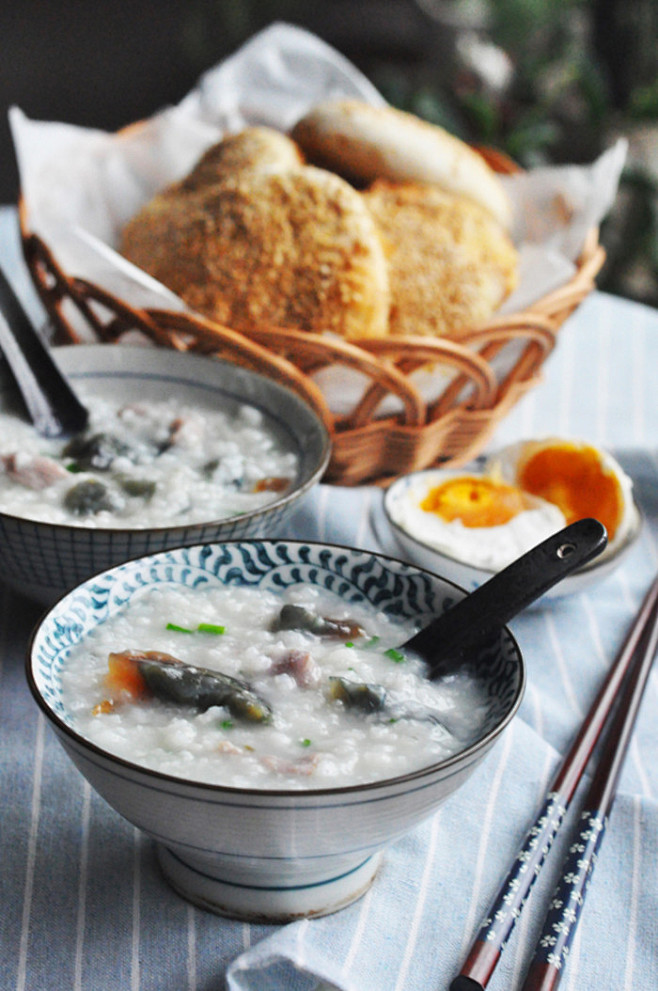 皮蛋瘦肉粥。（做法：①大米洗净浸泡半小时...
