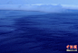 【中国游客目击贝加尔湖“神秘圆圈”中心】中国游客6月20日中午在俄罗斯贝加尔湖奥利洪岛最北部目击到湖面湖面雾气中的“神秘圆圈”，十分钟左右后消失。据2009年6月2日美国《生活科学》网站报道，2009年4月国际空间站宇航员首次发现拍摄到贝加尔湖冰面巨大的神秘黑色圆圈，专家们认为从湖底升腾而起的沼气是导致出现黑圈的主要原因，由此产生自然界争论的“贝加尔湖神秘圆圈”之谜。
