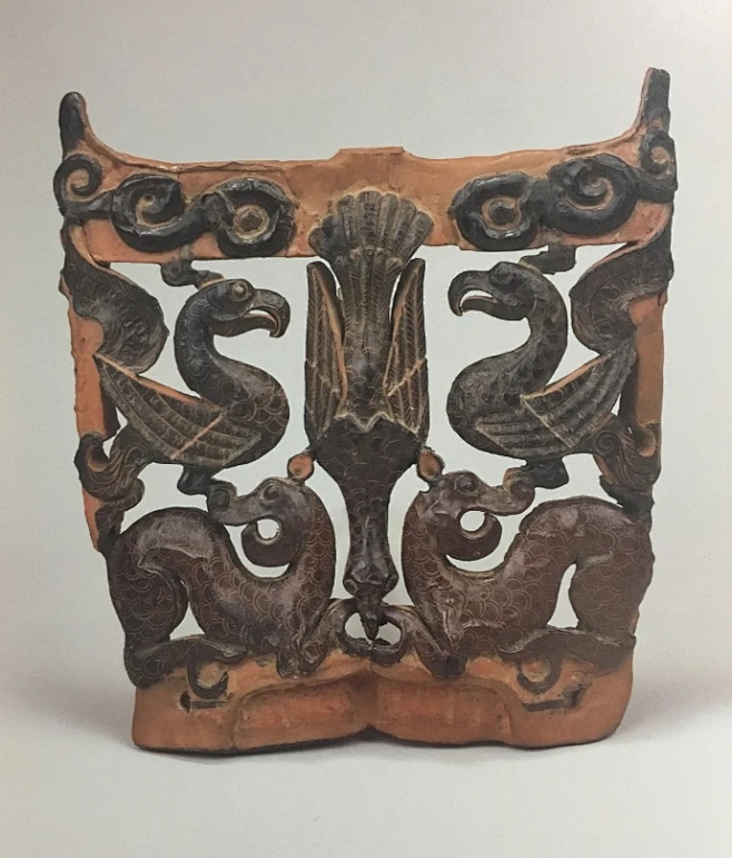 湖北荆州沙冢一号战国楚墓出土彩漆鸟兽纹镂空箙饰.箙是古代盛箭矢的器具。《周礼》说：＂中春獻弓弩，中秋獻矢箙＂。这件是非常精美罕见的漆木作品。 -花瓣网