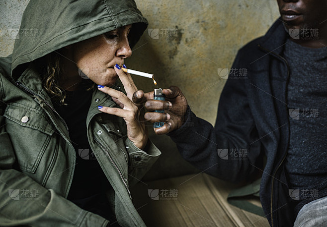 吸烟的人在一起