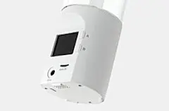 ento 17010 Security Camera with Light | PRODUCT | METAPHYS : 置き型のインテリアライトに見えますが、これは玄関先での詐欺行為を録画するための監視カメラです。一般的に言われる、撮られていると分からせることで詐欺行為を抑止する、という考え方ではなく、逆にカメラに見えないからこそ詐欺行為者がカメラを避けて話を進めるのを、未然に防げるのだと考えました。最後までカメラだと気付かれないことで、詐欺行為が行われた後に証拠となるマイクロSDを警察に渡すことで、犯