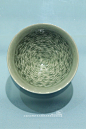 2021.1.14 四川博物院 #食味人间——饮食文化展# 宋 耀州窑青釉印花水波游鱼纹瓷碗 中国国家博物馆藏 耀州窑瓷器以花卉纹为主，水波游鱼主题的较少，这件碗水波纹流动自然，立体感很强。
