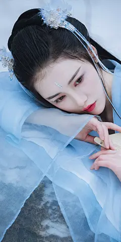 壁纸 | 让你一秒心动的汉服小姐姐是什么样子的？ : 一见倾心系列第四十三期【汉服篇】视频对应的手机壁纸。\x0a如果你喜欢小姐姐请关注她们的微博哦，如果你想拍出一样漂亮的照片记得勾搭摄影哦。