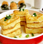【DIY锅塌豆腐】1.北豆腐洗净切片,加一点盐腌一下,鸡蛋打散 2.制作调味汁排骨汤、姜末、盐、白胡椒粉 3.吸去豆腐表面的水分,然后裹上一层干面粉,接下来裹一层蛋液,中小火煎成金黄色的豆腐片后起锅沥干 4.锅内倒入刚调好的调味汁,煮开后放入煎好的豆腐片,小火把汁收干,撒上香葱末即可~