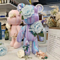 丹东潮流艺术打卡｜永生花流体暴力熊diy : 永生花流体暴力熊第二弹！ 超高级的莫兰迪配色搭配珍珠和永生花，氛围感拉满，在流体暴力熊的基础上加入法式复古浪漫元素，制作过程解压治愈，放在家里当摆件随手一拍都好看～友友们快冲这个！还没玩过流体熊的可以