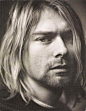 科特 柯本（Kurt Cobain 1967年2月20日—1994年4月5日），美国著名摇滚乐队NIRVANA主唱。1994年4月8日，柯本被发现死于西雅图的家中，官方裁定死因是饮弹自尽。柯本的死并成了争论不休的话题。