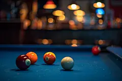 房间内台球桌的台球摄影图片