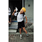 日本街头摄影师梅佳代镜头下的搞怪小学生，照片里洋溢着小男孩傻傻的快乐。