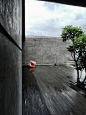 印度KHOPOLI住宅 KHOPOLI HOUSE BY SPASM DESIGN ARCHITECTS

彼得斯莱  · 建筑	 · 暂无评论

TAGS: 住宅, 印度, 混凝土, 独立住宅

这座混凝土住宅位于印度孟买马哈拉施特拉邦（Maharashtra），由当地建筑设计公司 SPASM Design Architects设计。
Khopoli House坐落在一个满是岩石的山坡上，SPASM Design Architects以当地盛产的黑色调玄武岩为材料，在石材内掺入混凝土，建造出这座与环境完