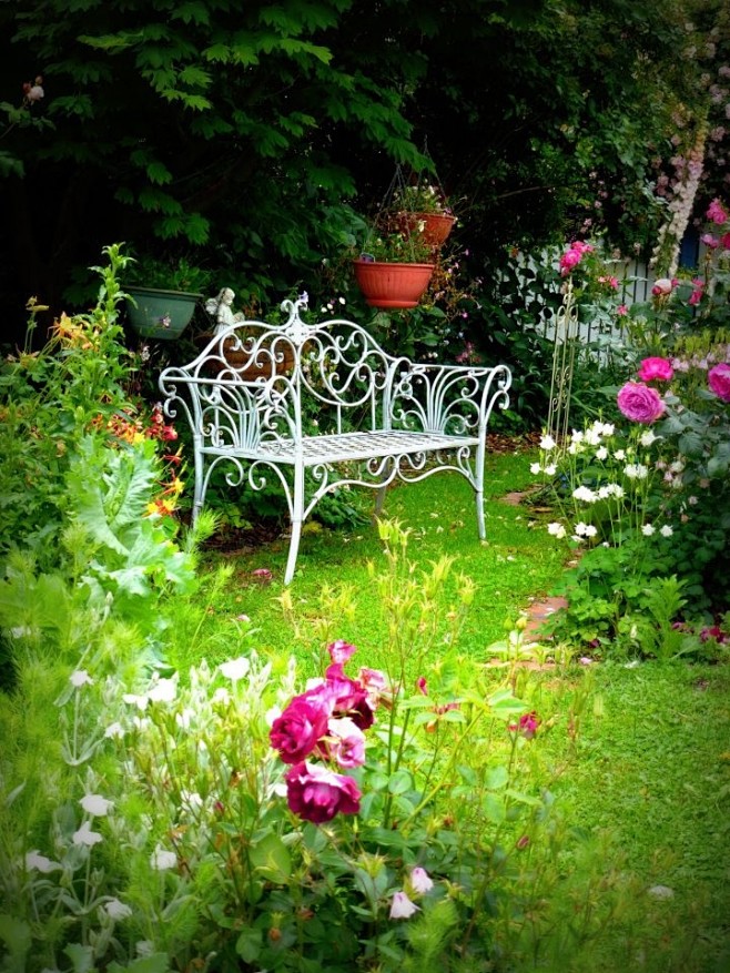 Lovely Garden bench ...