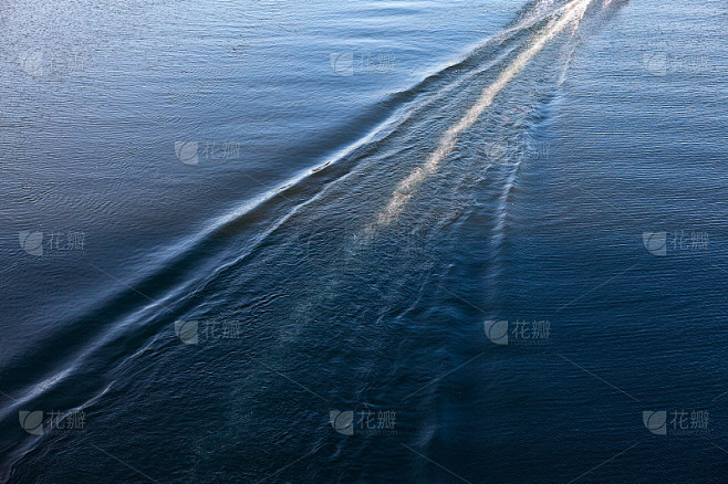 船舶在水面上的尾流