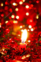 背景的炫彩 fairylights 红色圣诞蜡烛