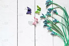 节日背景以雪花莲为笔画手法