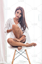 可爱的女孩在椅子上休息