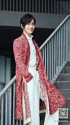 #星GO时尚#@朱一龙 L《星GO时尚》20160224：面对孙俪无压力 朱一...凭借《芈月传》中秦昭襄王嬴稷一角走红，深情款款笑容温暖的他更是圈粉无数,阳光俊俏鲜肉壁纸奉上~鸣谢@设计师赵涛 @YOIKADAKADA @D2C @KTWOCAFFE 关注壁纸君@ 三位好友,还有机会赢#朱一龙#签名照更多现场探班活动,关注@乐视超级手机日历 #乐迷有福# ​​​​