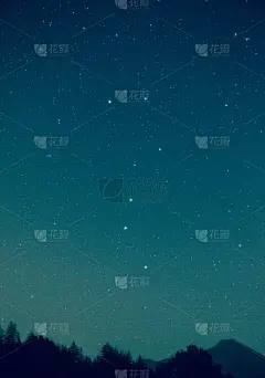深绿色的夜空与北斗七星的空间背景