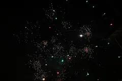 春节除夕璀璨免费爆竹闪耀热闹爆炸高清图片鞭炮光芒四射背景燃烧新年喜庆烟花点燃素材火花多姿多彩818A9537 – 饿狐背景网站-微距高清设计素材免费图片下载海报壁纸摄影背景素材，背景图，背景墙，背景板，背景图片，背景纹理，背景板设计，背景材质，背景大图