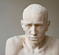 奥地利木雕艺术家Mario Dilitz有很高的艺术天赋，他的大部分作品是真人比例的人像木雕，主题是关于儿童，年轻、天真、悲伤、孤独等各种情感与状态都通过雕塑的眼神及身体语言创达给观赏者。