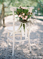  鲜花和绿色植物是婚礼椅背最主流的装饰之一，无论是鲜花搭配绿叶的组合方案，还是纯植物或者鲜花的装扮，设计师们都要从色彩搭配，婚礼主题，整体造型等各个方面进行考量，这样才能打造出精致而独特的椅背装饰。