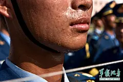 受阅官兵日踢2万多正步：汗水湿透全身军靴磨烂_新闻频道_中国青年网