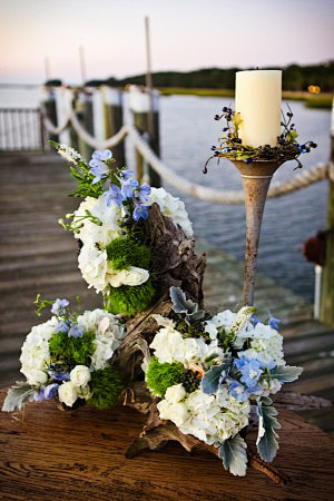 婚礼摄影-码头、蓝色和白色搭配的花艺、海...