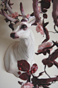 一组以鹿为主题的雕塑作品，作者是新西兰艺术家Natasha Cousens. 作品在保持鹿的真实感的同时，以鹿角作为延伸交织着植物，兼具现实与梦幻。更多请戳：O网页链接