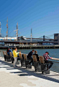 Populära sittplatser för lunch etc. East river waterfront esplanade, NYC.: 