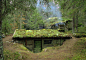 这种类型的房子在瑞典被称为“backstuga”，字面意思是“山房”。 房屋主体部分埋在地下，草皮屋顶几乎与地面齐平。（photo：Johan Emanuel Thorin，Castor ...） ​​​​
