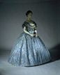 #服装# 晚装，1860年，美国，浅蓝与银色丝绸长裙，花纹古典美丽，领口用蕾丝和蓝色缎带装饰。清新怡人的色彩，端庄高雅的款式，十九世纪中叶的上流淑女在舞会上的典型着装。 ​​​​